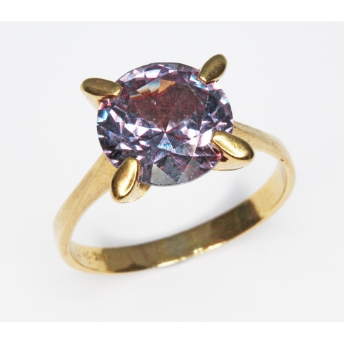 192 - A synthetic colour change sapphire ring, marked '18K', gross wt. 3.4g, size N.