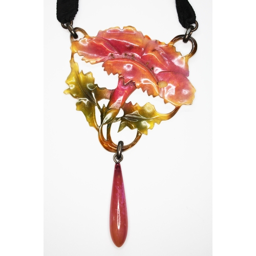 255 - A French Art Nouveau pressed and stained horn pendant, attributed to Georges Pierre GIP, with lower ... 