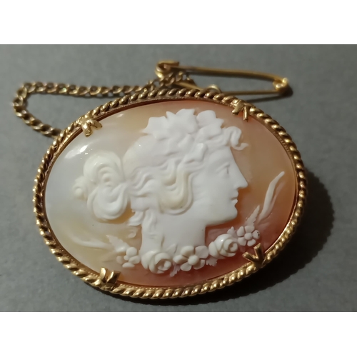 5 - A yellow metal mounted shell cameo, length 32mm, gross wt. 6.7g.