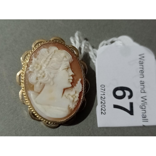 67 - A hallmarked 9ct gold mounted shell cameo brooch.