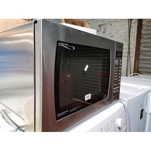 1087 - A Panasonic 1000W microwave.