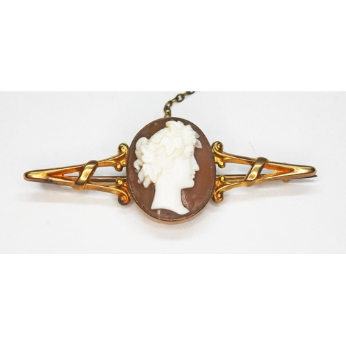 21 - A Victorian shell cameo brooch, marked '9ct', length 5cm, gross wt. 3.8g.