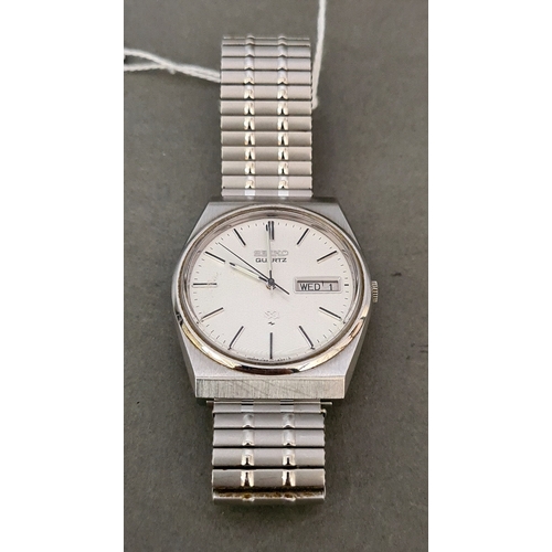 44 - A Seiko quartz stainless steel wristwatch.