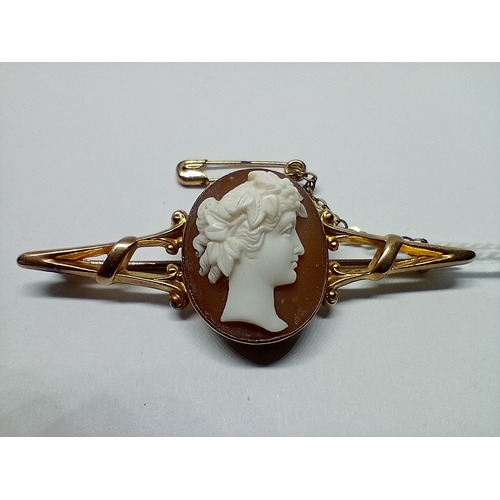 21 - A Victorian shell cameo brooch, marked '9ct', length 5cm, gross wt. 3.8g.