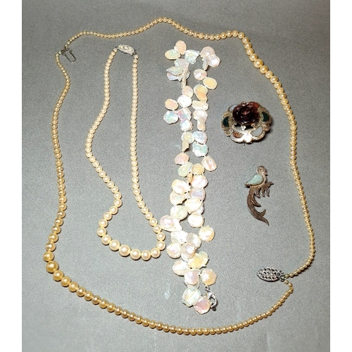 26 - Assorted jewellery comprising a single strand of keshi or cornflake pearls, two simulated pearl neck... 