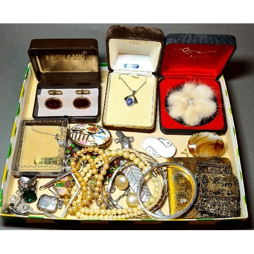 27 - A collection of costume jewellery to include silver and white metal, brooches, a Scandinavian Hvolri... 