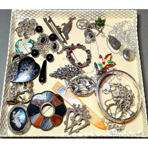 28 - A collection of hallmarked silver and white metal jewellery to include brooches, Scottish, Siam, cha... 