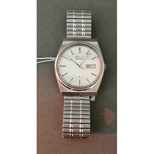 44 - A Seiko quartz stainless steel wristwatch.