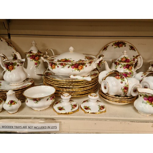 655 - Approx. 170 pieces of Royal Albert Old Country Roses.