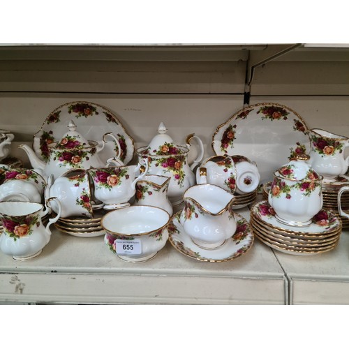 655 - Approx. 170 pieces of Royal Albert Old Country Roses.