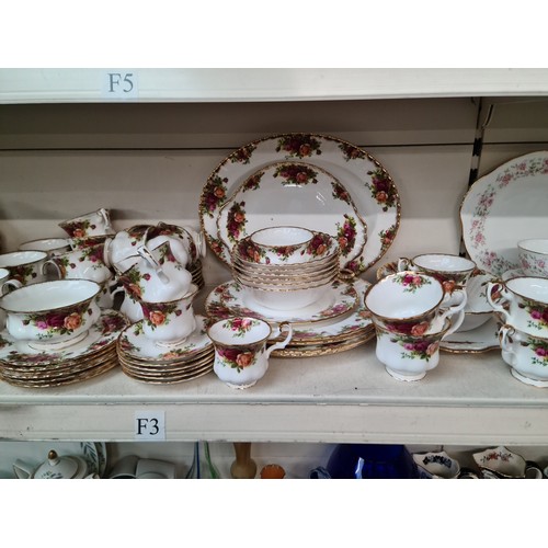 655 - Approx. 170 pieces of Royal Albert Old Country Roses.