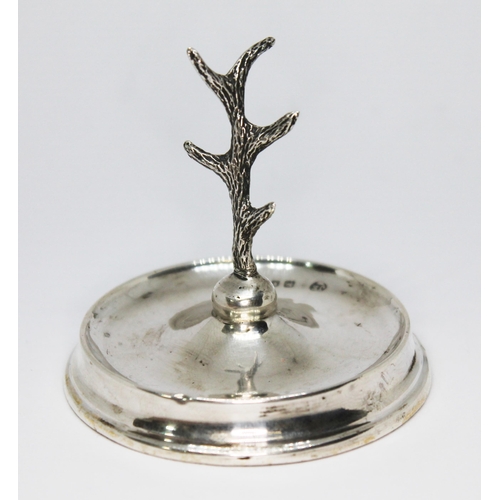 77 - A George V silver ring tree, sponsor's mark 'JE' within a heart, London 1921, height 6cm.