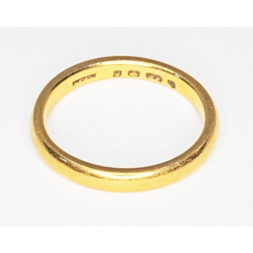 18 - A hallmarked 22ct gold wedding band, wt. 3.7g, size K.