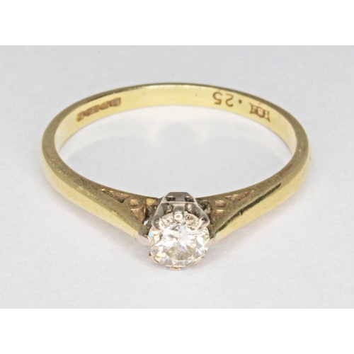 19 - A hallmarked 18ct gold diamond solitaire ring, the roudn cut diamond weighing approx. 0.25ct, gross ... 