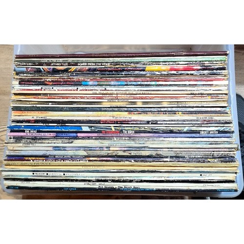 171 - A box of approx. 45 assorted LPs, rock and pop including King Crimson, Pink Floyd, Jethro Tull, Led ... 