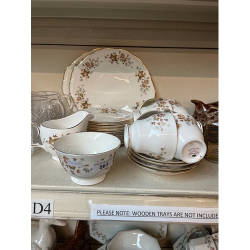 562 - Colclough Avon tea set - 32 pieces