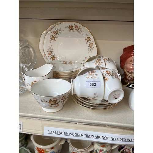 562 - Colclough Avon tea set - 32 pieces