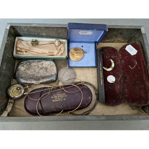 69 - A tray of collectables t o include a hallmarked silver cigarette case (as foind), vintage spectacle ... 