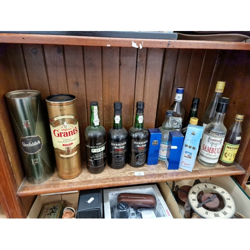 32 - Various bottles of wines and spirits to include Glenfiddich 12 year old single malt whisky, Grants S... 