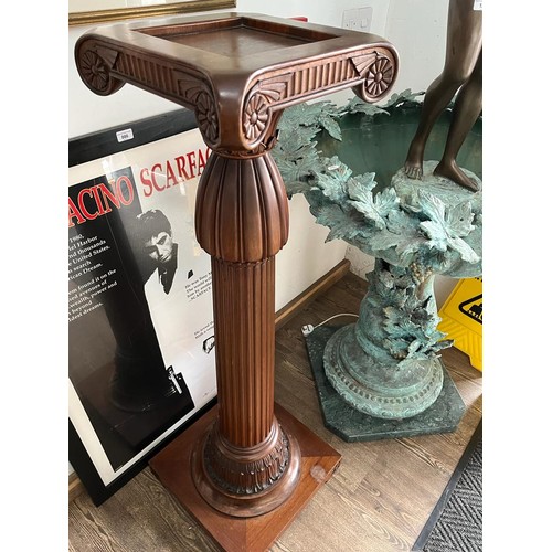 1070 - A mahogany pedestal.