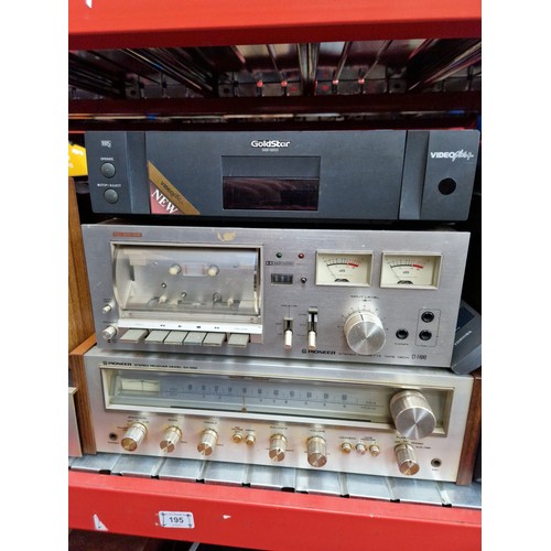 195 - 2 shelves of hi fi players and accessories including JVC, Daewoo, Pioneer, receivers, amps, Technics... 