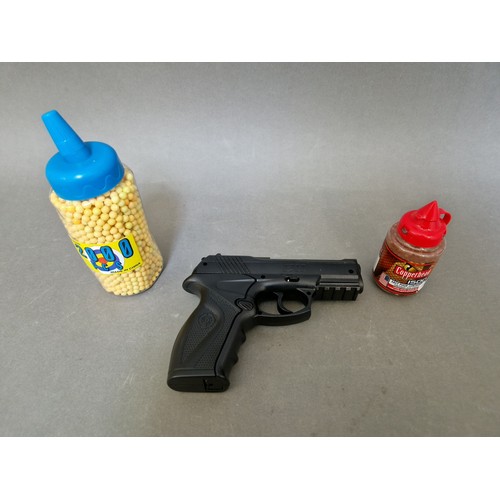 21 - A C11 .177 calibre BB air pistol, serial no.08H05773, 17.5cm long, with 2 bottles of pellets (1 copp... 