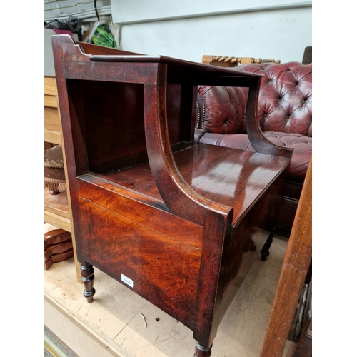 1013 - A Georgian mahogany commode.