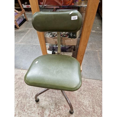 1026 - A vintage adjustable swivel chair