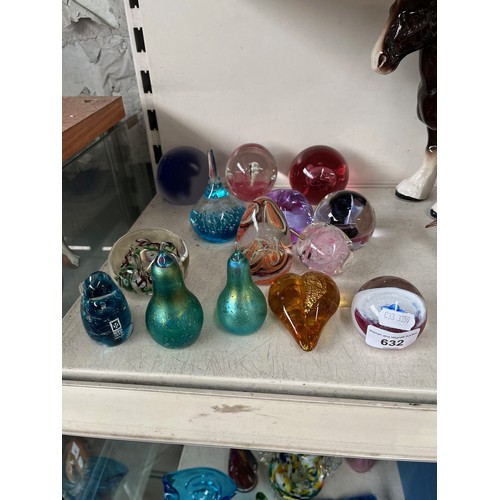 632 - 14 glass paperweights including Mdina and Scottish