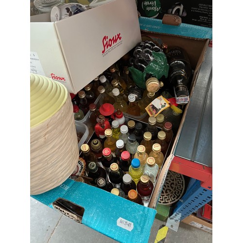 134 - A box of alcoholic miniatures and few bottles of alcoholic beverages together with a small quantity ... 