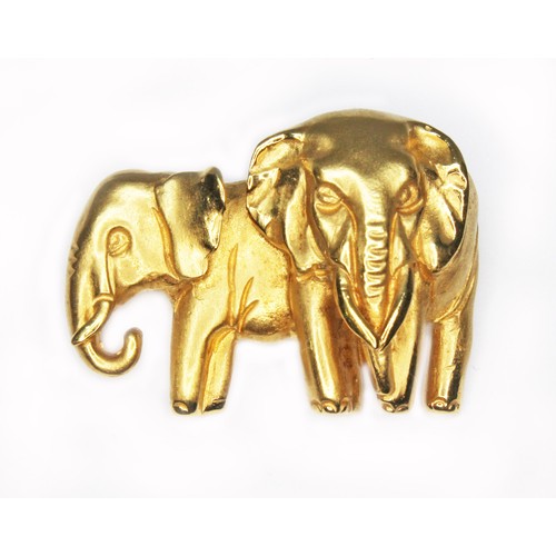 70 - A novelty brooch modelled as two elephants, marked '375' length 28mm, wt. 8.7g.