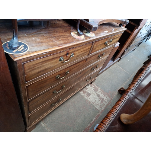 946 - A George III mahogany chest of drawers, standing on bracket feet.