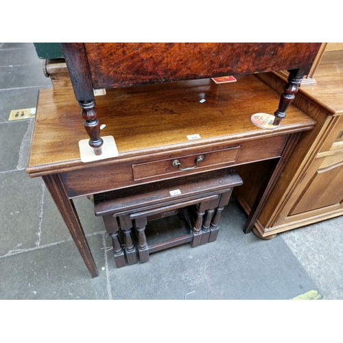 970 - A George III mahogany tea table.