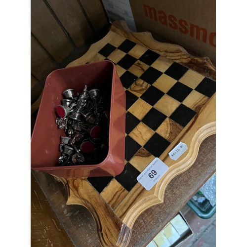 69 - A wooden chess board with two lots of pieces.