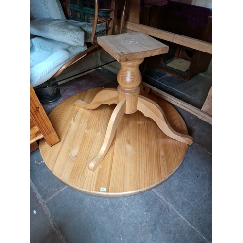 979 - A circular pine pedestal dining table.