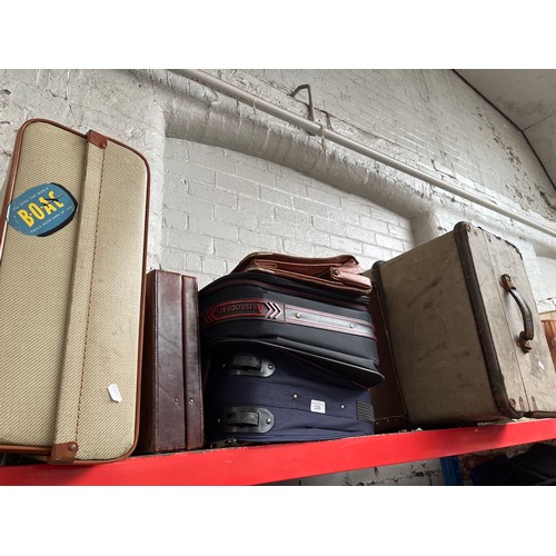 220 - A selection of Vintage and modern travel luggage