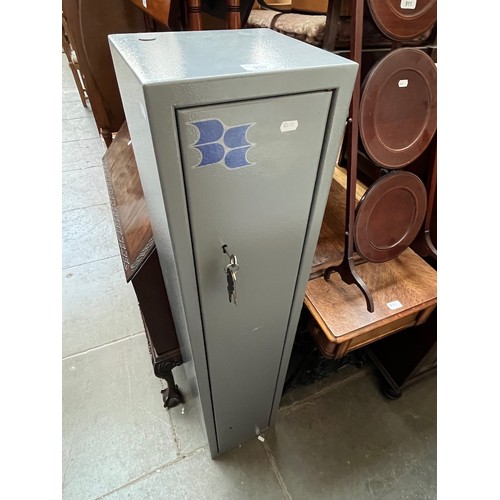 910 - A metal gun cabinet with keys.