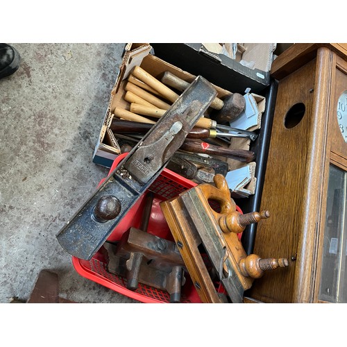 1060 - Assorted wood working tools comprising two rebate planes, two smoothing planes and ten lathe chisels... 