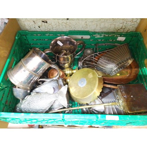 169 - A box of assorted metalware.