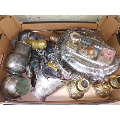 160 - A box of assorted metal ware.