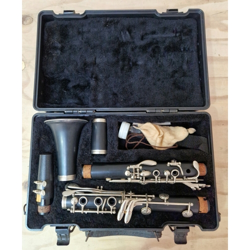 195 - An Artley student clarinet in case.