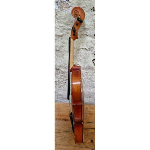 200 - A 20th century Hungarian violin, two piece back, length 357mm, label for Szegedi Hangszerkeszito Val... 