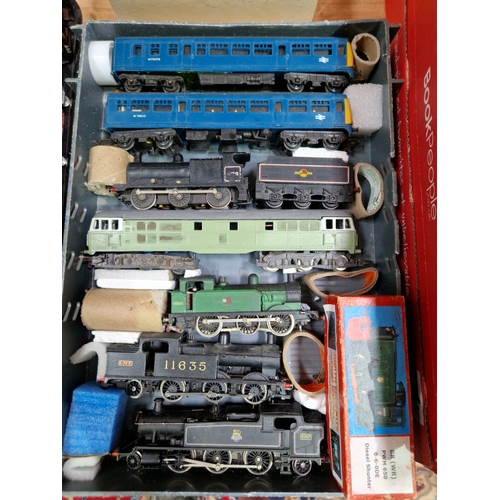 243 - Model railway locomotives by Hornby, Dublo, Tri-ang etc., 00 gauge, 8 items.