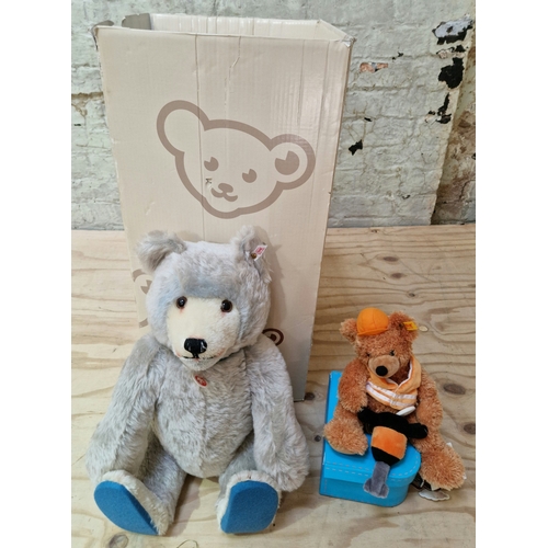 253 - Two Steiff bears to include Baby blue bear 037085 with box & Fynn 111907 with case.