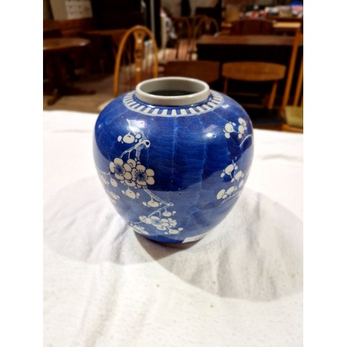 105 - A Chinese blue and white porcelain ginger jar and cover, bearing four character Kangxi mark to base,... 