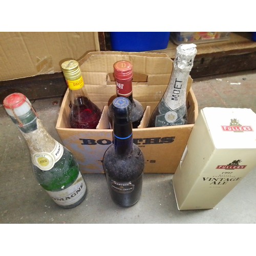 46 - A bottle of Moet & Chandon 1977 Jubilee Champagne, together with 5 other bottles of alcoholic bevera... 