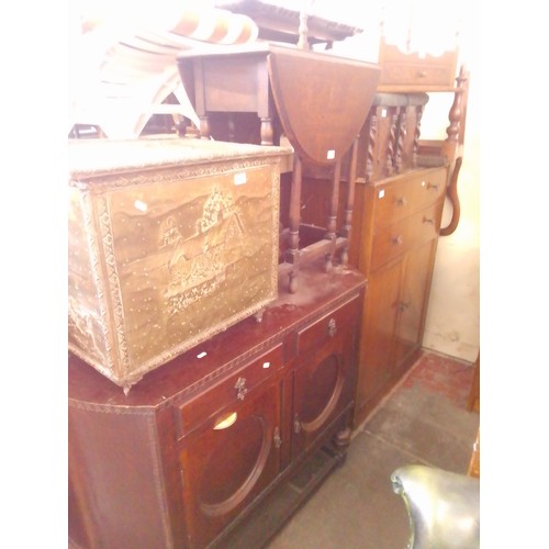 908 - Various items of furniture; a 1920s oak sideboard, oak drop leaf table, brass box, oak tallboy, two ... 