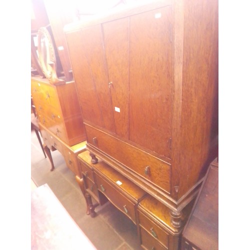 951 - A 1930s Art Deco oak dressing table and matching tallboy.