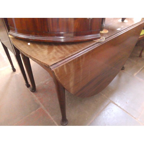 913 - A Georgian mahogany pad foot drop leaf table.