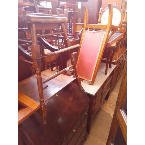 935 - Various items of furniture; a Georgian mahogany drop leaf table, a Stag mahogany bureau, an Edwardia... 